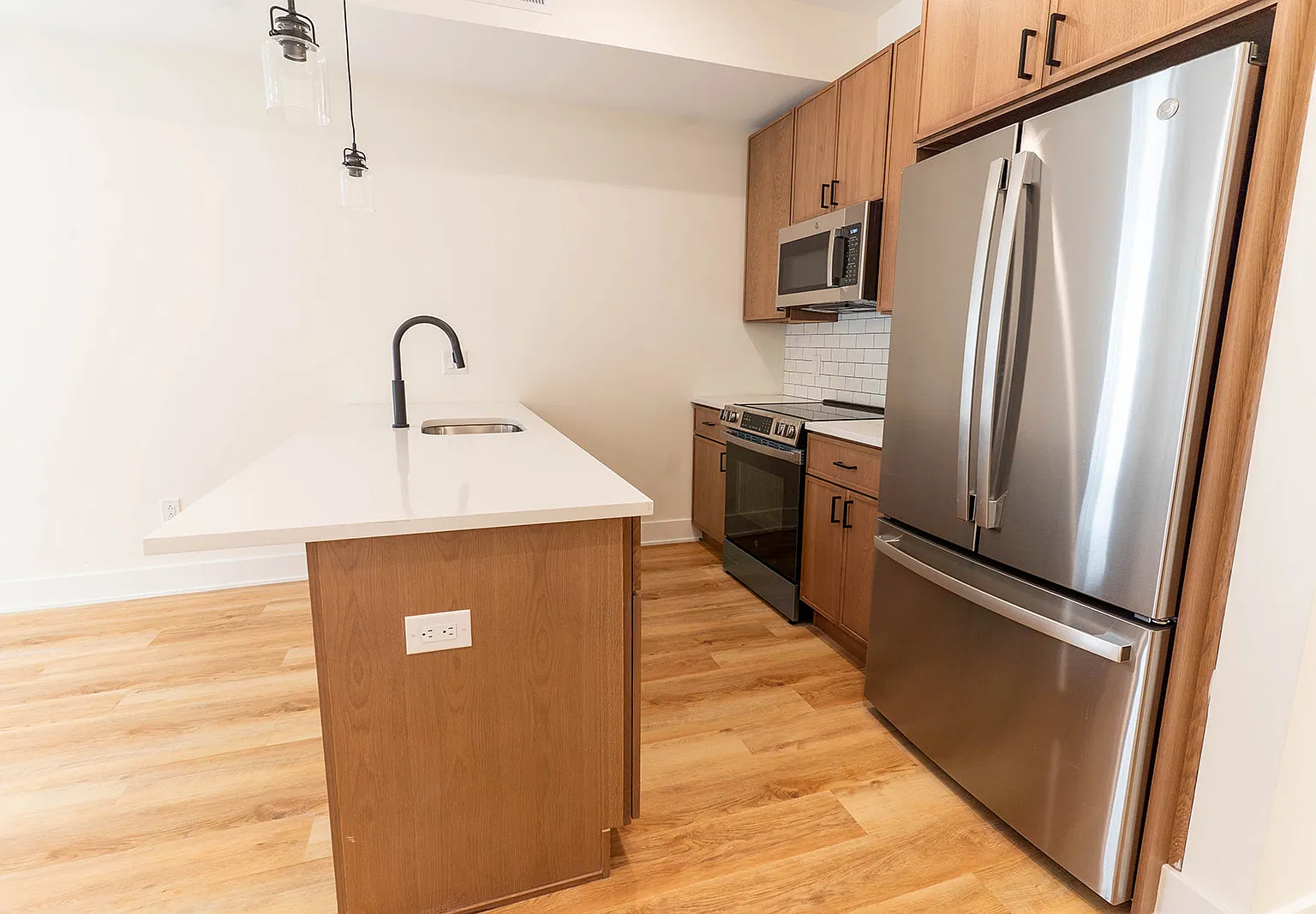 3 bed, $3,000 — Photo 1