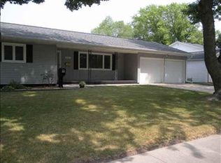 1112 Melrose Dr, Cedar Falls, IA 50613