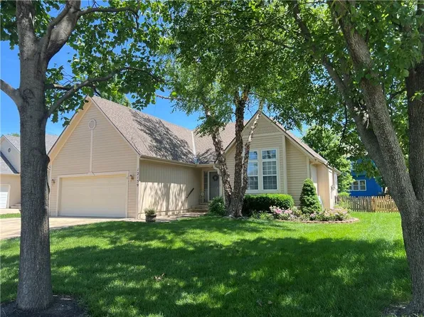 12159 S Prairie Creek Pkwy, Olathe, KS 66061