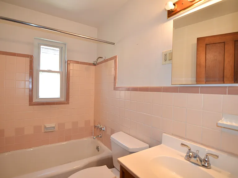 2553 Williams Ave #3 — Photo 8