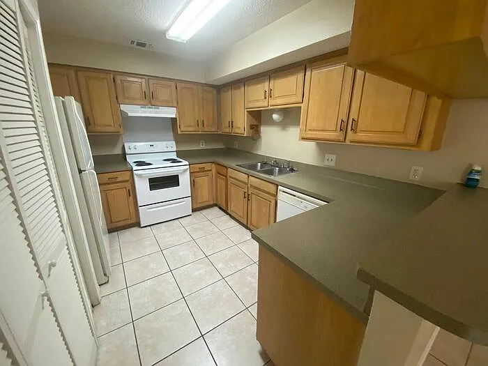 1403 Palmnold Cir E — Photo 6
