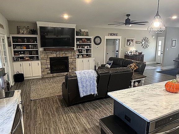 Living Room, Gas Fireplace