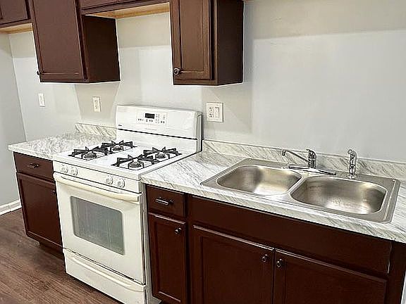 4th image of 6463 Diversey St
