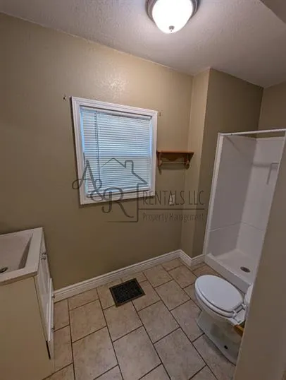 114 W Washington St — Photo 14