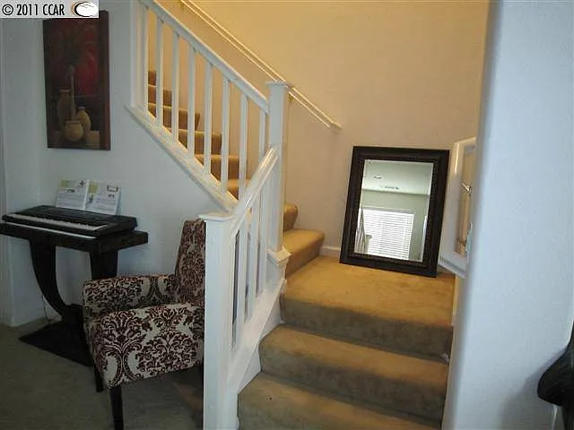 5 bed, 2422 sqft, $3,680 — Photo 3