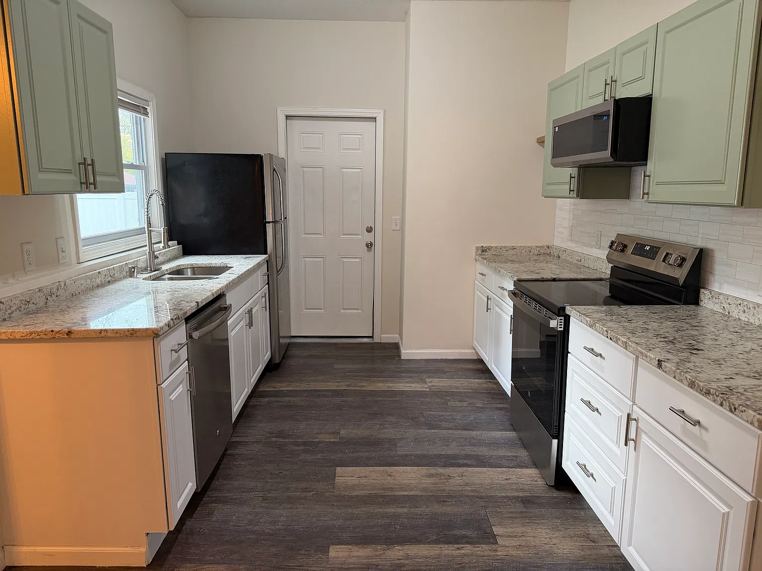 2 bed, 1350 sqft, $2,195 — Photo 2