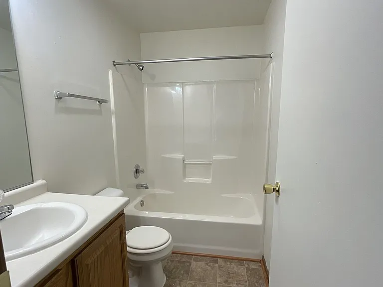 545 W Grand Ave — Photo 7