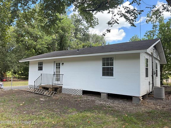 3rd image of 104 Circle Dr