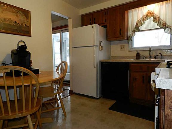 4th image of 568 Charlotte Dr