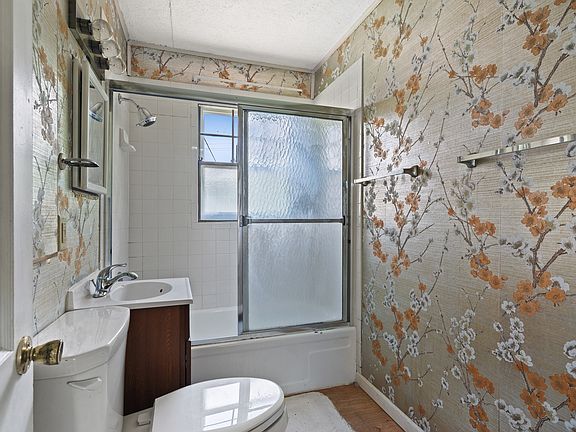 4th image of 527 S Grand Ave