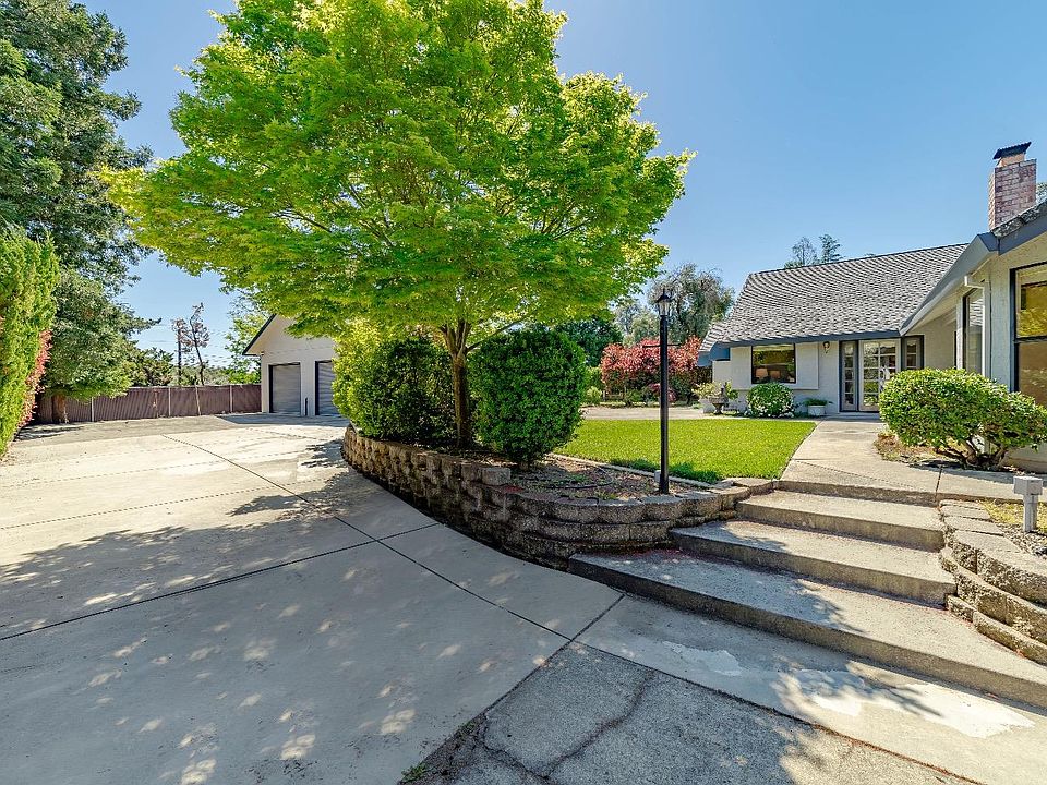 1st image of 137 Berry Creek Dr