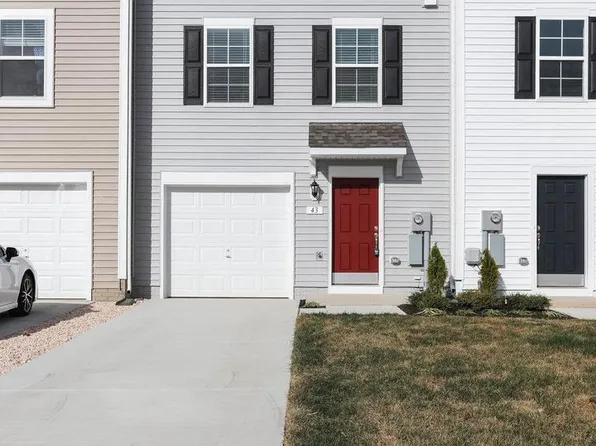 43 Andover Ct, Bunker Hill, WV 25413