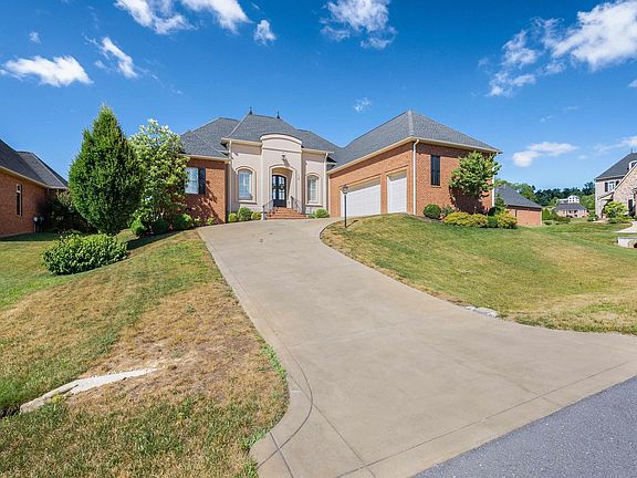 3rd image of 110 Cadogan Ct