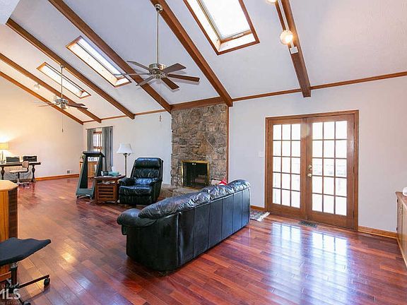 5th image of 2563 Plum St