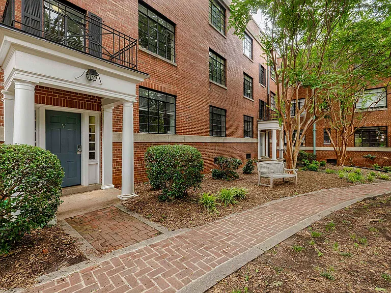 Cameron Court Apartments — Photo 39