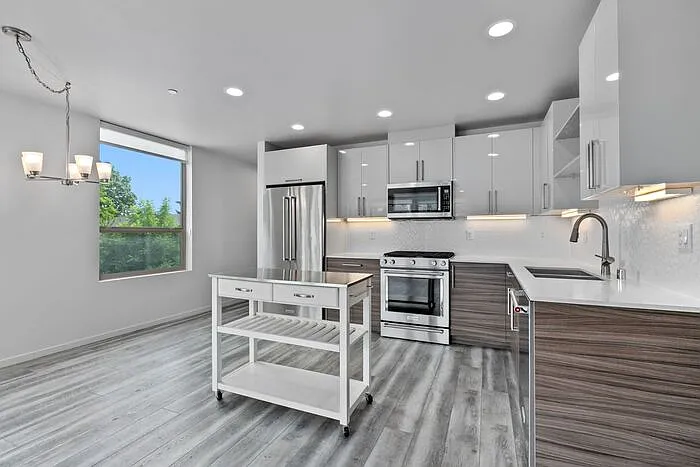 2409 E Thomas St — Photo 12