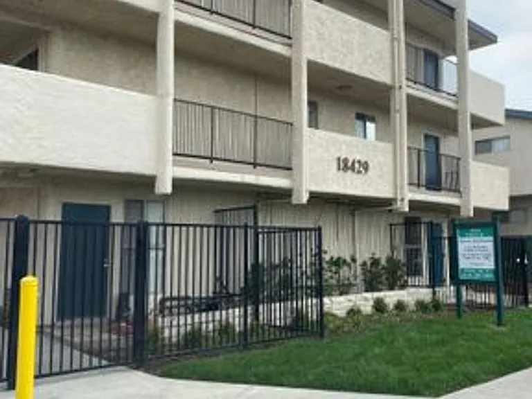 37 unit building close to CSUN! — Photo 1