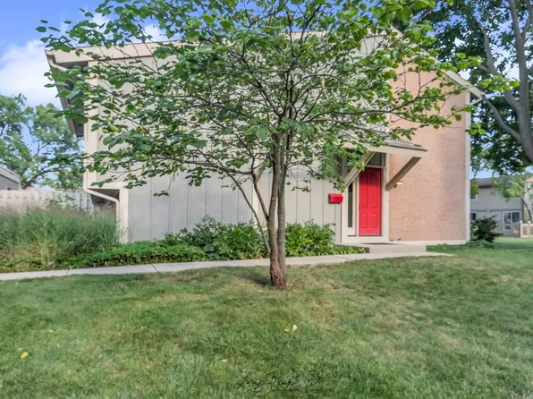 563 Sequoia Trl, Roselle, IL 60172