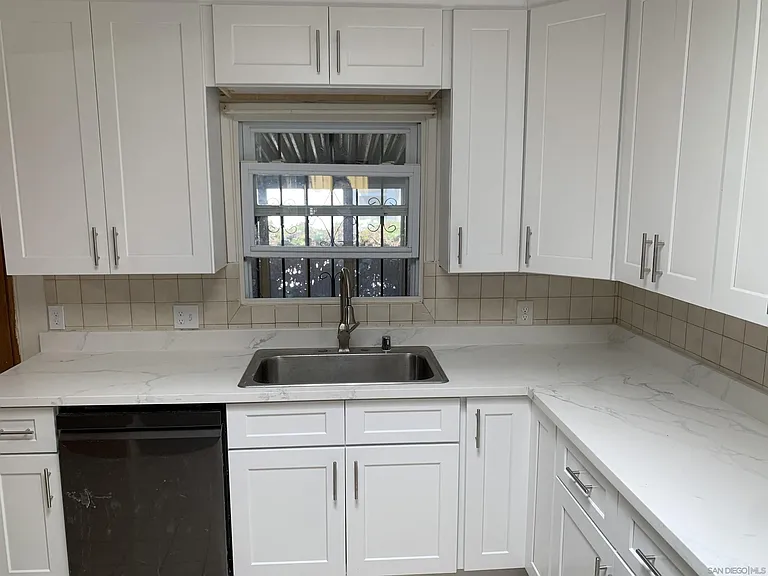 445 J St — Photo 17