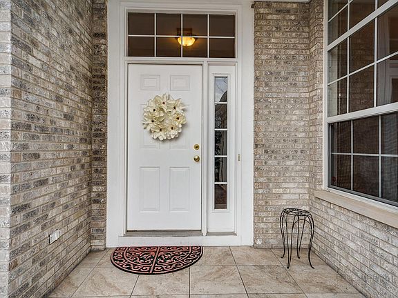 3rd image of 383 Colonial Dr