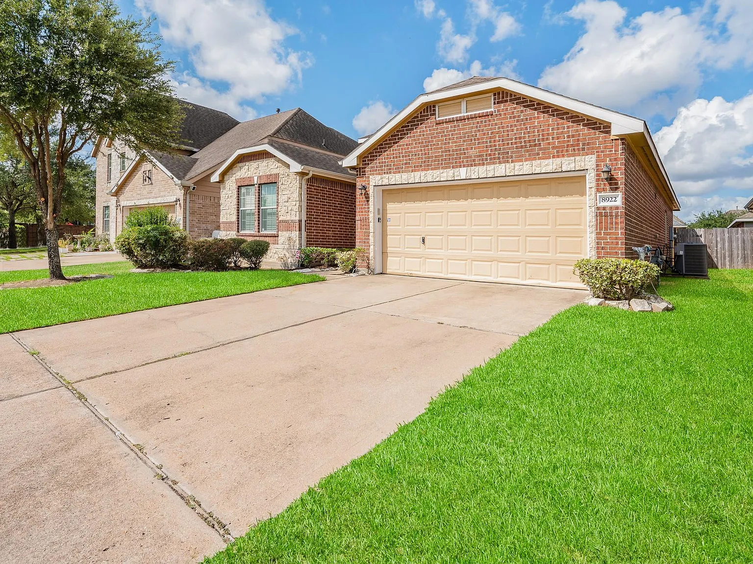 3 bed, 2.0 bath, 1588 sqft, $2,100 — Photo 3