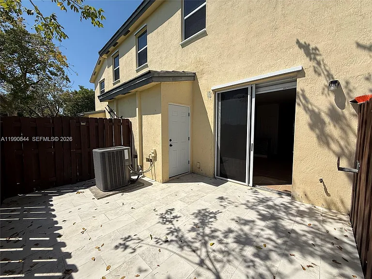 134 SE 28th Ter #6 — Photo 28