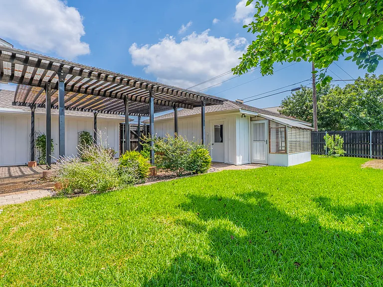 3300 Wells Dr — Photo 13