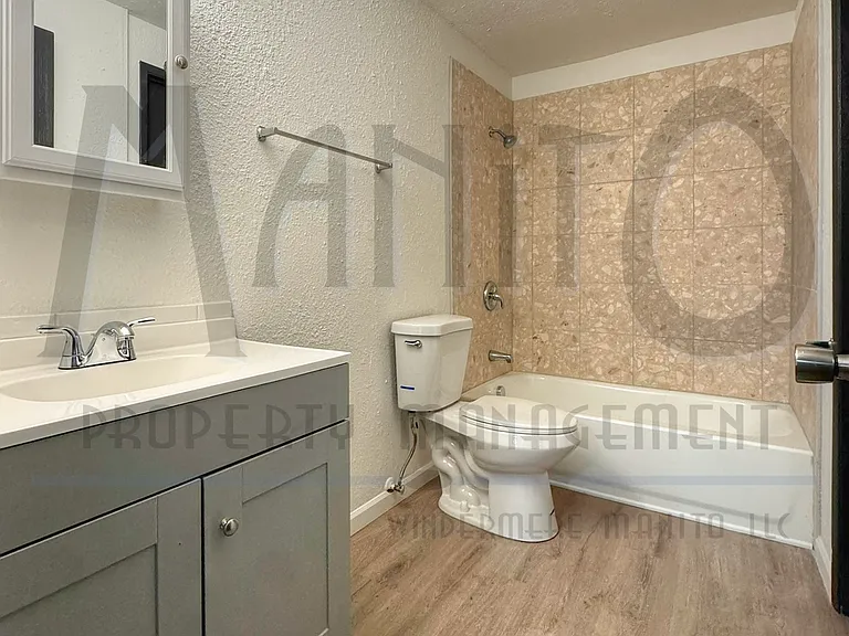 Regency Park Apartments — Photo 23