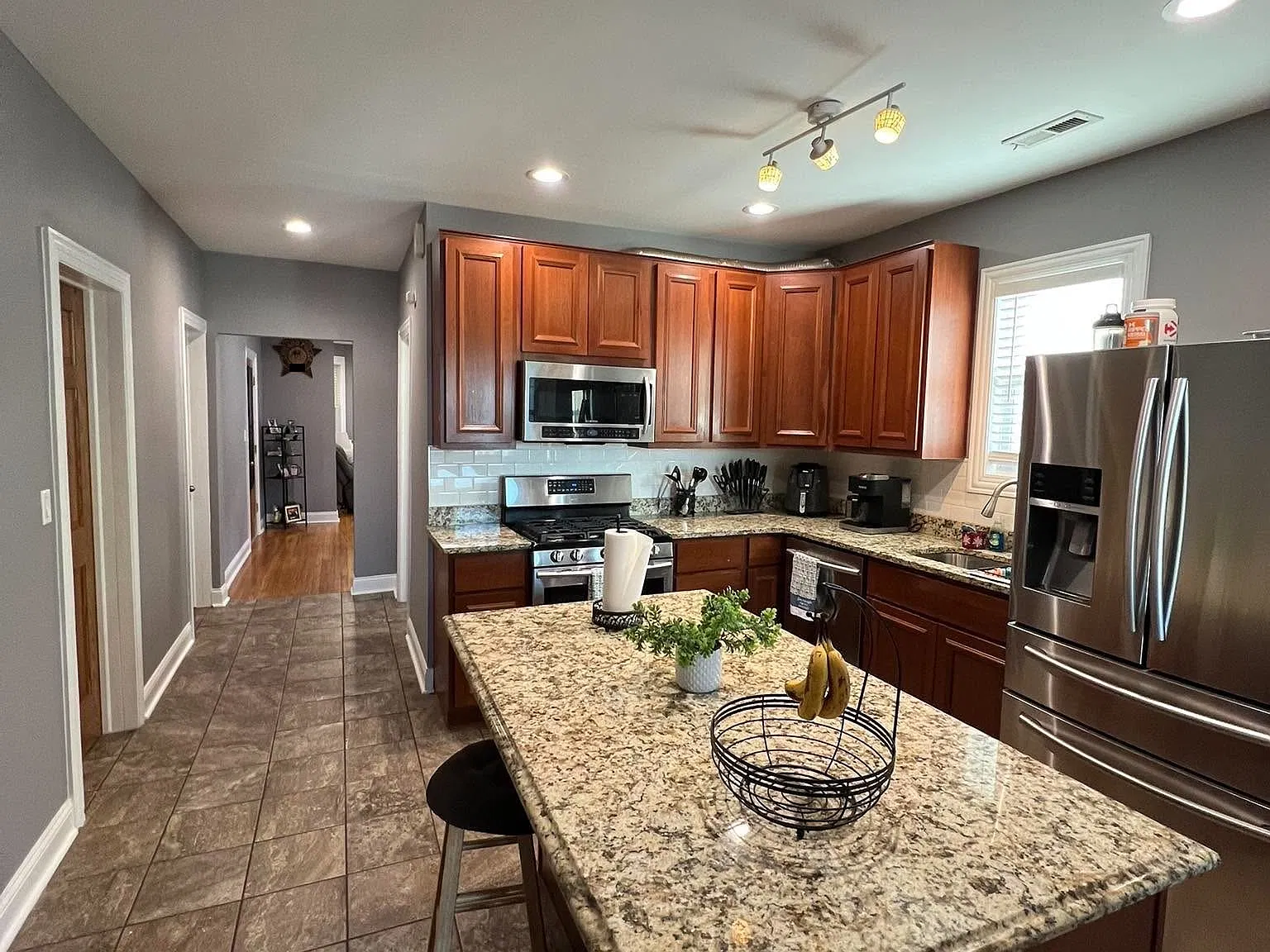 3 bed, 1386 sqft, $2,400 — Photo 3