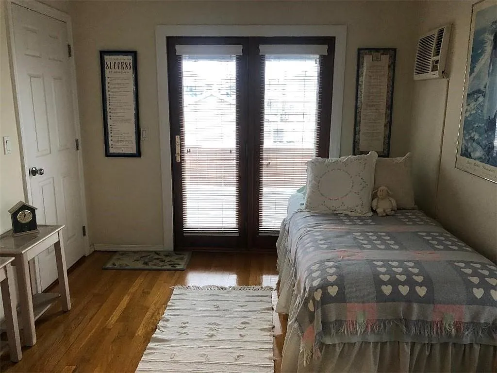 2 bed, 1.0 bath, 900 sqft, $3,600 — Photo 2