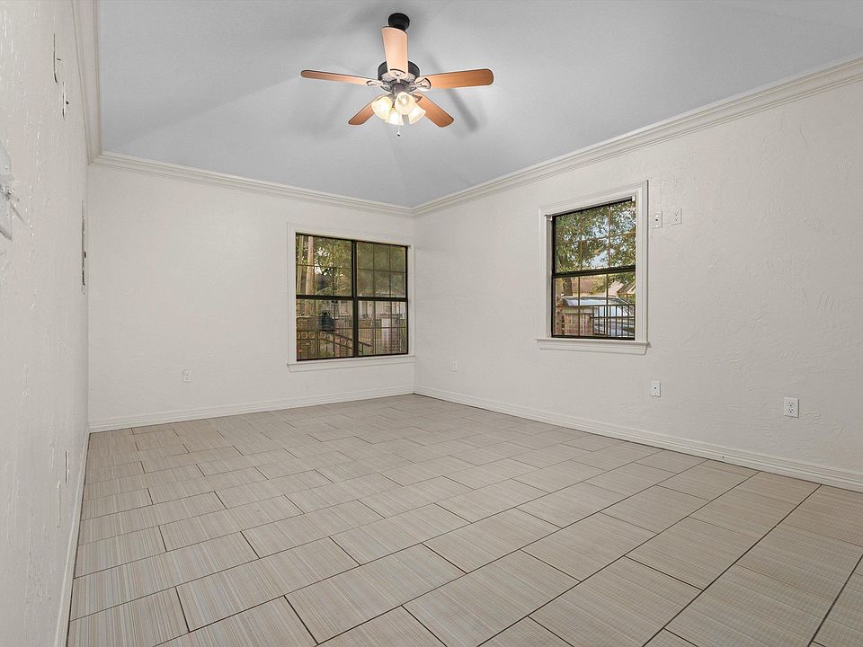 10th image of 104 E Franklin St
