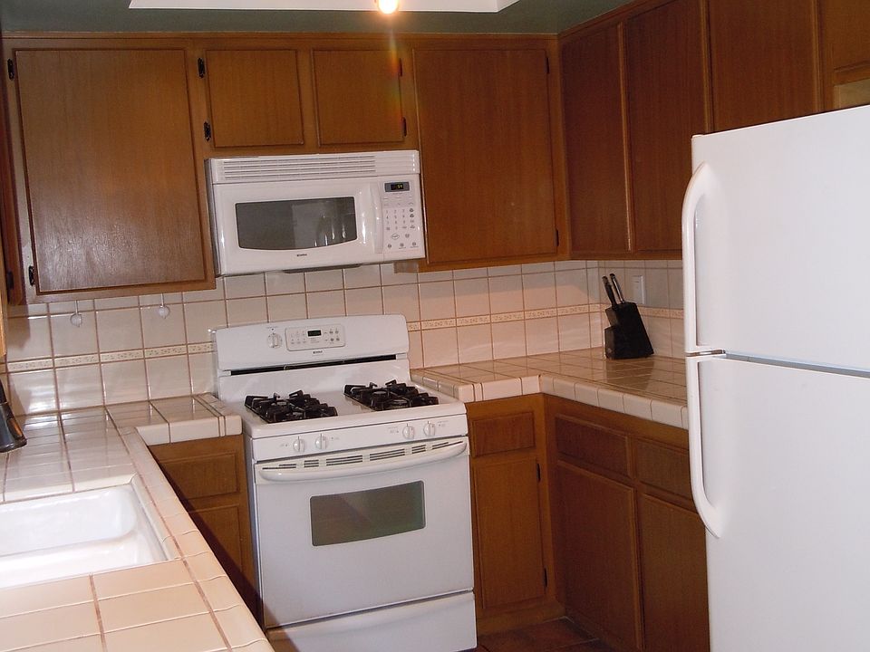 2nd image of 934 W 26th St