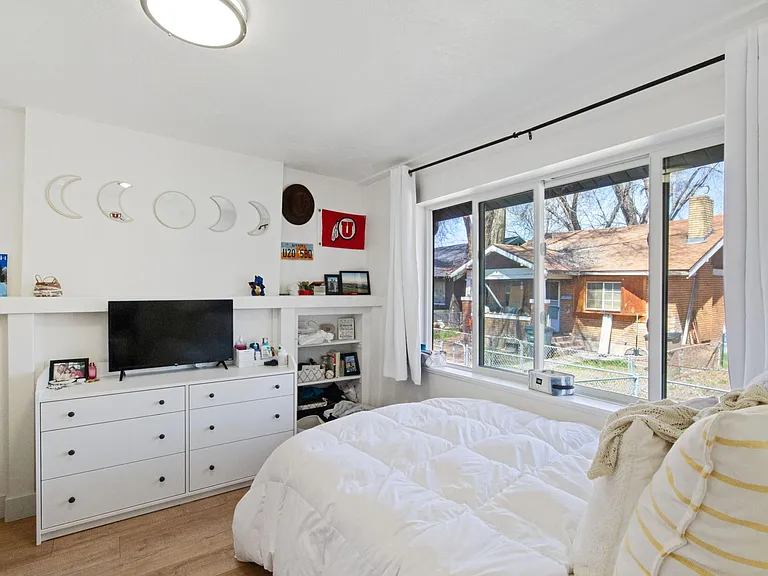 366 E Logan Ave — Photo 9
