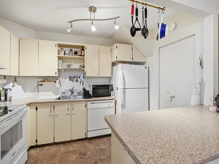 556 Melbourne Ave — Photo 3