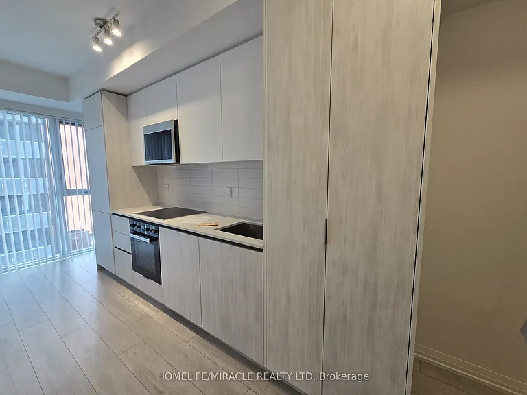 400 King St W #1001 — Photo 10