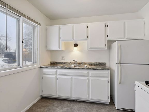 5th image of 224 Cedar Lake Rd N APT 1