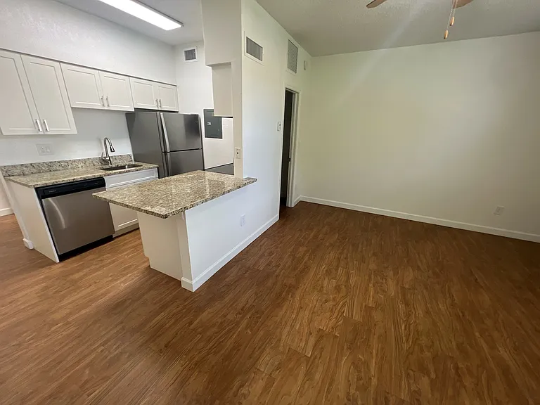 Waterford Point Apartments — Photo 26
