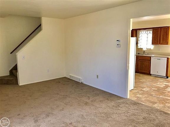 3rd image of 27020 Campau Ln