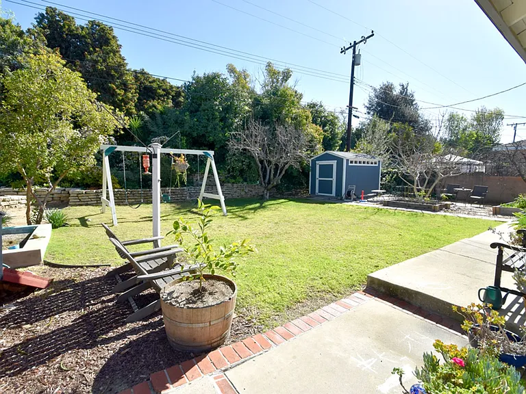 2824 Woodbine Ave — Photo 12