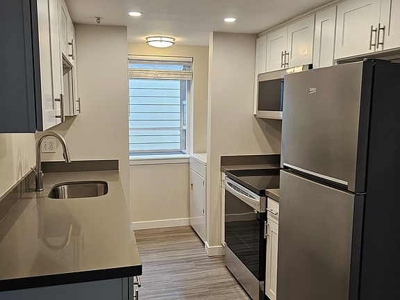 5th image of 910 N 95th St #303