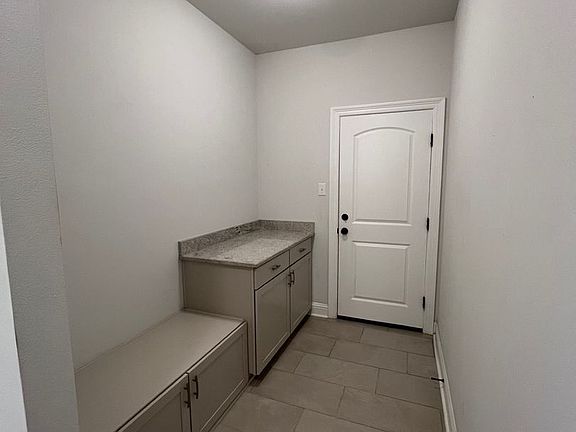 5th image of 9922 Stratford Dr