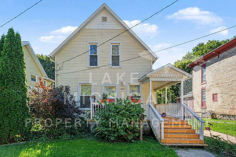 3 bed, 1.5 bath, 1224 sqft, $1,995 — Photo 1