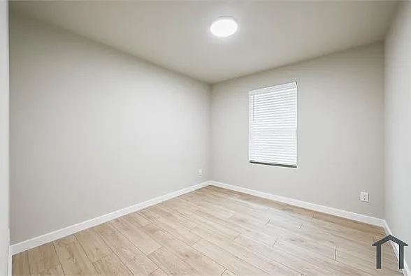 946 Olive Dr — Photo 4