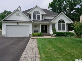 3 Franciscan Ln, Smithtown, NY 11787
