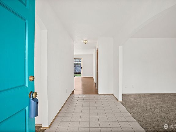 3rd image of 835 Calvary Ct SE