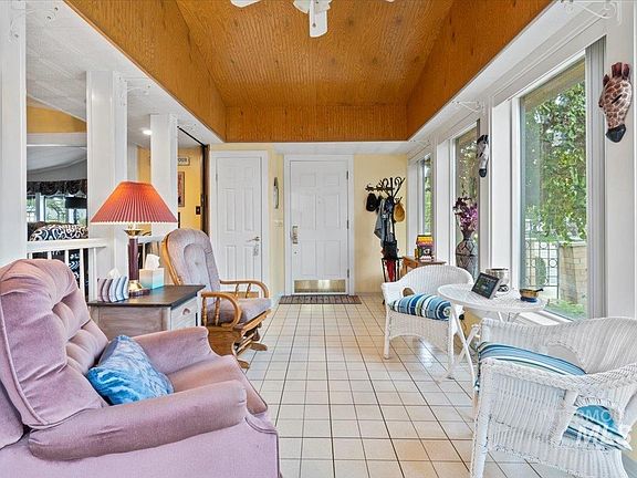 3rd image of 5590 N Willowlawn Way