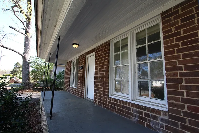 2 bed, 1.0 bath, 810 sqft, $1,275 — Photo 2