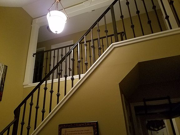 Entryway/stairs