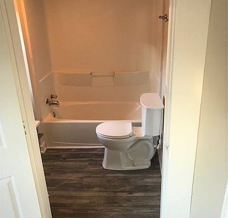4th image of 402 Lincoln St