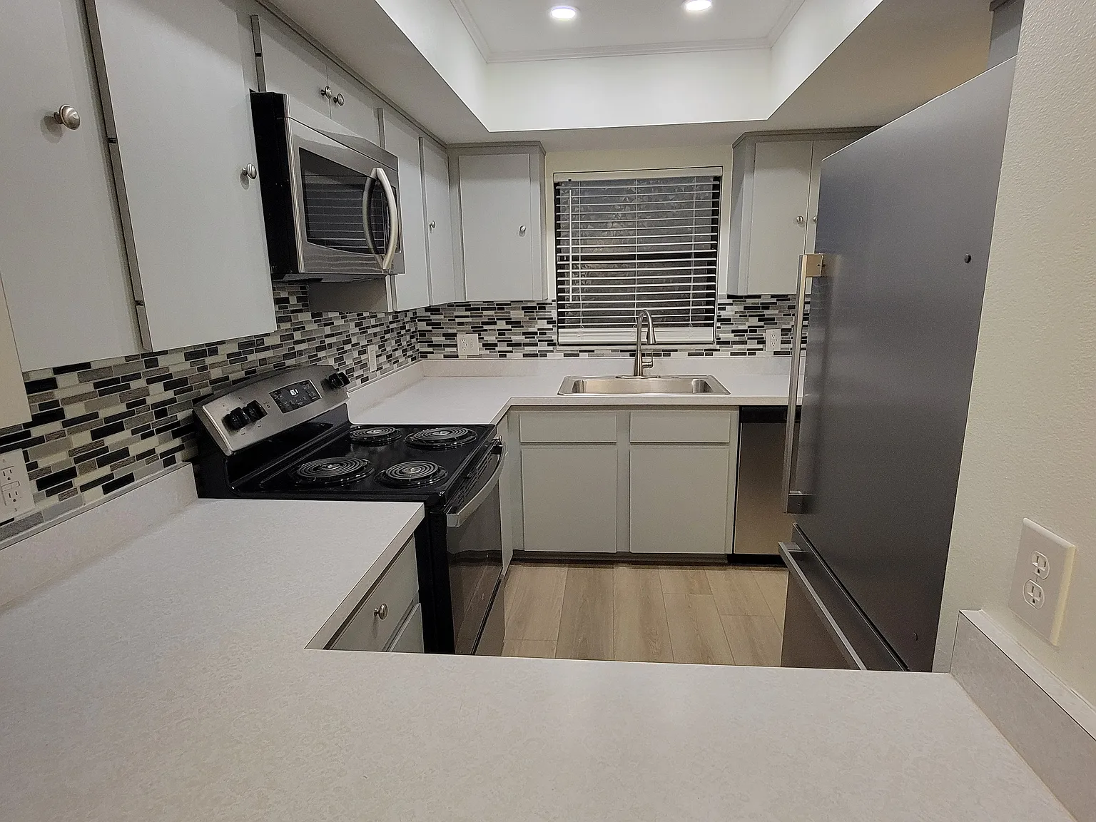 2 bed, 914 sqft, $1,800 — Photo 2